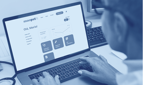 Profissional trabalhando em laptop com painel de dashboards e dados